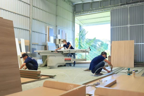 Xưởng sản xuất nội thất Uni Design chăm chút từng thanh gỗ trước khi mang đến công trình.