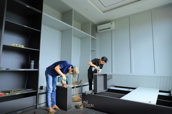 Đội ngũ thi công Uni Design đang cẩn thận lắp ráp gường ngủ, hệ tủ áo tại nhà khách hàng