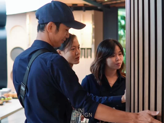 Lựa chọn vật liệu nội thất chất lượng cao chống ẩm tại showroom.